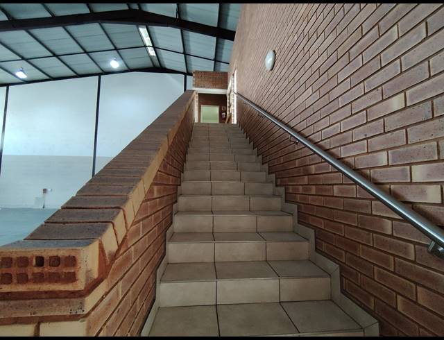 427M² WAREHOUSE TO LET IN AIRPORT PARK